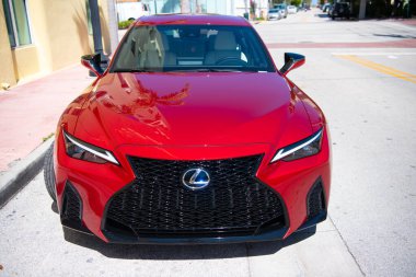 Miami Beach, Florida USA - 13 Nisan 2021: Red Lexus RC 200t, ön manzara. lüks spor araba.