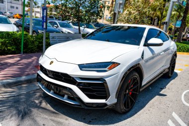 Miami Beach, Florida ABD - 14 Nisan 2021: beyaz Lamborghini Urus Sedan, ön manzara. spor geçişi.