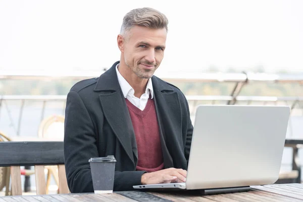 Lykkelig Ansatt Som Jobber Nettet Med Laptop Drikker Kaffe Utendørs – stockfoto