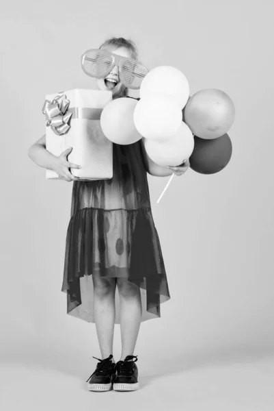 Χαριτωμένο Παιδί Φόρεμα Κρατήσει Μπαλόνια Κόμμα Και Κουτί Δώρου Αγορά — Φωτογραφία Αρχείου