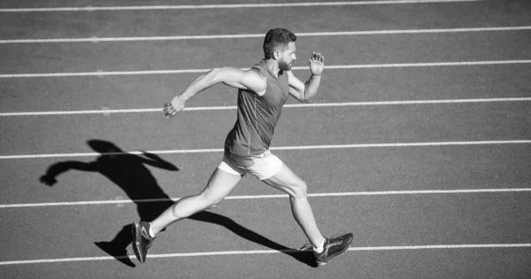 Atletische Gespierde Man Loopt Racebaan Outdoor Stadion Wedstrijd — Stockfoto