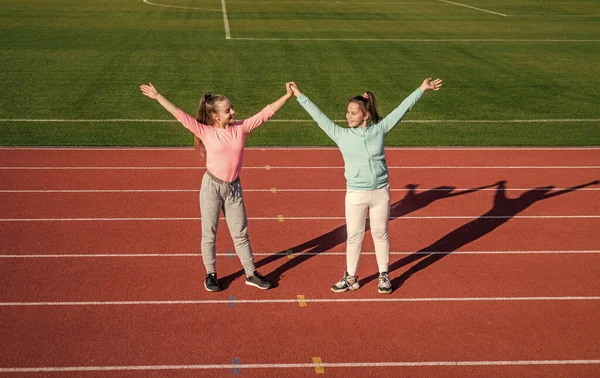 Αθλήματα Δυναμώνουν Φιλία Ευτυχισμένοι Φίλοι Κρατιούνται Χέρι Χέρι Στίβο Ιδέα — Φωτογραφία Αρχείου