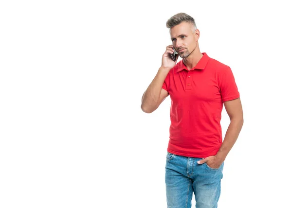Hombre Grizzled Camiseta Roja Hablando Teléfono Inteligente Aislado Sobre Fondo — Foto de Stock
