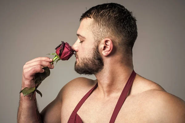 Bonito Fisiculturista Cozinheiro Com Rosa Vermelha Aditivos Alimentares Para Desportistas — Fotografia de Stock