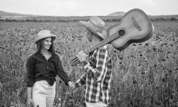 恋爱中的一对快乐的情侣 在美丽的罂粟花田里 用音响吉他 亲属关系来放松一下 — 图库照片