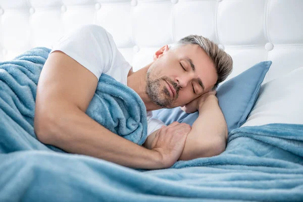 Pria Dewasa Yang Santai Tempat Tidur Dini Hari — Stok Foto