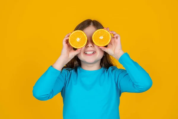 Έφηβος Κορίτσι Χαμόγελο Κρατήστε Πορτοκαλί Φρούτα Κίτρινο Φόντο — Φωτογραφία Αρχείου