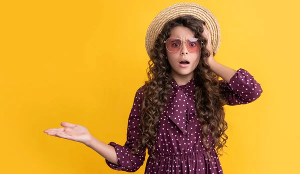 Niño Sorprendido Sombrero Paja Gafas Sol Con Pelo Largo Rizado — Foto de Stock