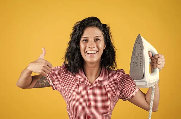 Lächelnde Frau Mit Trendiger Kleidung Die Mit Dampfenden Bügeleisen Bügelt — Stockfoto