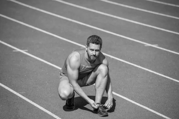 Sport Człowiek Wiązać Sznurowadła Treningu Zdrowy Styl Życia — Zdjęcie stockowe