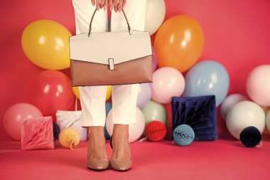 Güzel kıyafet. Kara Cuma alışverişi. Poşetli kadın ayakları. Moda aksesuarı. Renkli parti balonları. Ayakkabı mağazası. Güzellik ve rahatlık. Havalı ol. Bir çift ayakkabı. deri ayakkabı bakımı.