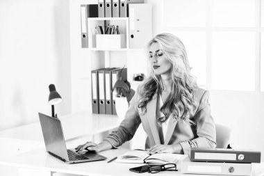 Web tasarımcısı kız. Yaratıcı kariyer. Modern teknoloji. Ticareti başlat ve pazarda rekabet et. Pazarlama uzmanı. İnternette çalışan güzel bir kadın. Dijital pazarlama. Çevrimiçi servis. İnternetten alışveriş.