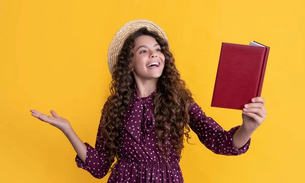 Enfant Souriant Avec Frisottis Réciter Livre Sur Fond Jaune — Photo