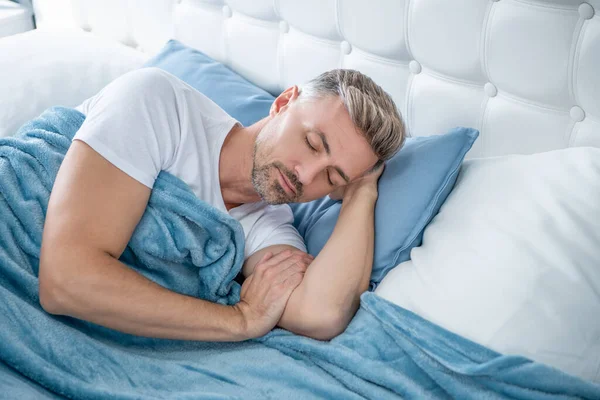 Een Volwassen Man Die Bed Slaapt Vroege Ochtend — Stockfoto