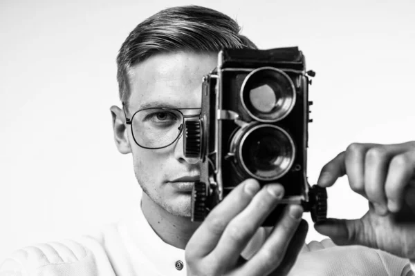 Ung Fotograf Glasögon Fånga Bild Tittar Ögat Retro Kamera Isolerad — Stockfoto
