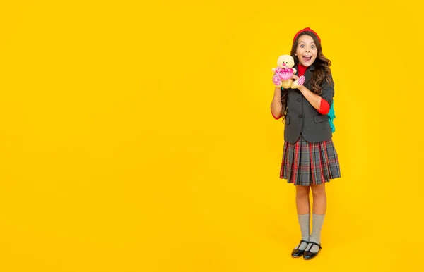 Užaslé Dítě Školní Uniformě Batohem Hračkou Žlutém Pozadí Kopírovací Prostor — Stock fotografie