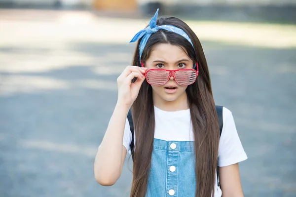 Chica Sorprendida Gafas Fiesta Aire Libre Moda Verano — Foto de Stock