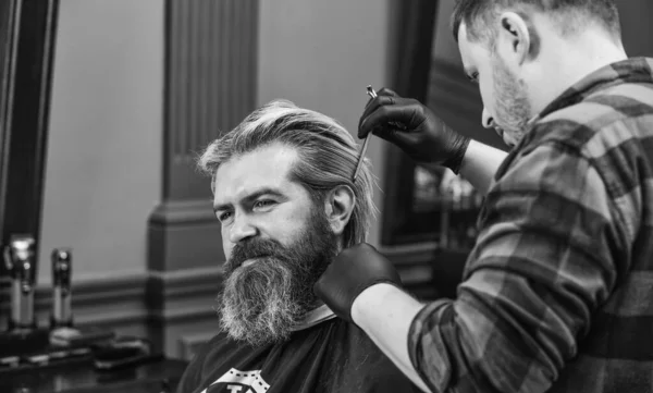 Добре Бути Чоловіком Отримати Ідеальну Форму Бородатий Чоловік Зачіскає Бороду — стокове фото