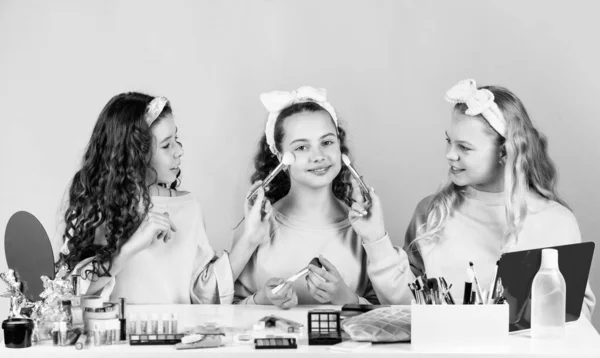 Chicas Felices Maquillándose Juntas Felicidad Hermandad Tienda Cosméticos Aplica Polvo — Foto de Stock