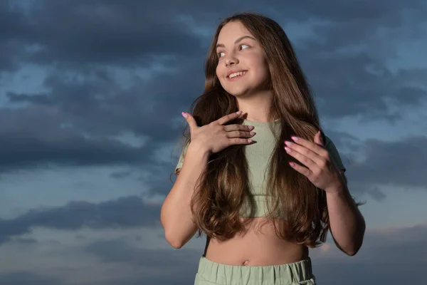Gülümseyen Uzun Dalgalı Saçlı Genç Kız Gökyüzü Arka Planında — Stok fotoğraf