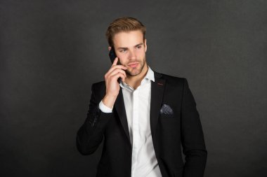 Girişimcinin iş görüşmeleri siyah arkaplanda akıllı telefondan.