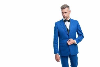 Beyaz arka planda yalıtılmış papyonlu Kafkas zarif erkek garson..