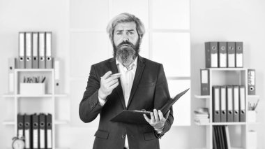 Dosyası olan bir iş adamı. Denetleyici müfettiş kontrol ediyor. Proje müdürü. İş adamları konsepti. Belgeleri tutan kendine güvenen bir iş adamı. Kontrol ve teftiş. Sakallı adam not alıyor..