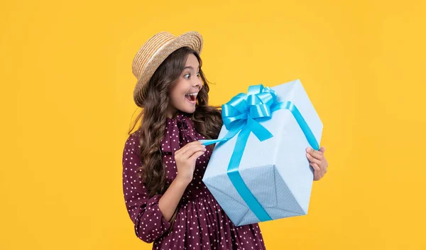 Chica Adolescente Sorprendida Con Caja Actual Sobre Fondo Amarillo — Foto de Stock