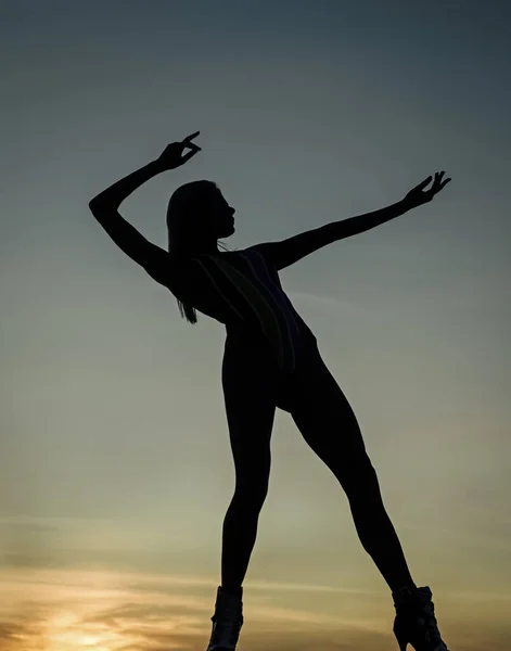 女性轮廓在夕阳的天空背景下跳舞的女性轮廓 — 图库照片