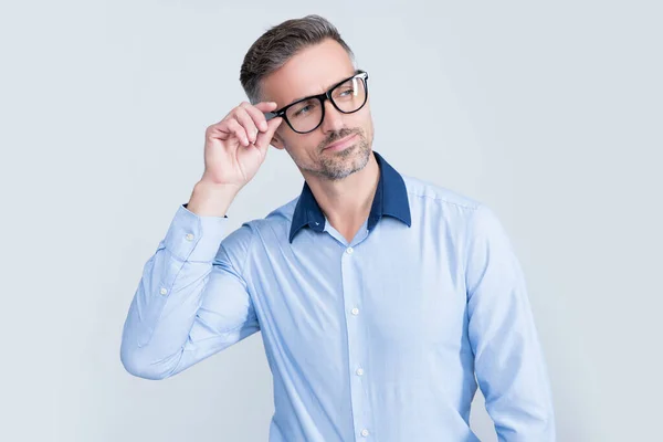 Ώριμο Αφεντικό Αυτοπεποίθηση Στο Πουκάμισο Του Γραφείου Φορώντας Γυαλιά — Φωτογραφία Αρχείου