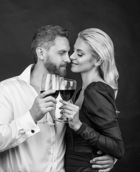恋のカップル シャンパンを2杯 特別な機会を 恋愛デートが好き ボタンなしのシャツとエレガントな女性の成熟した男 ハッピーバレンタインデー ビジネスパーティーだ — ストック写真