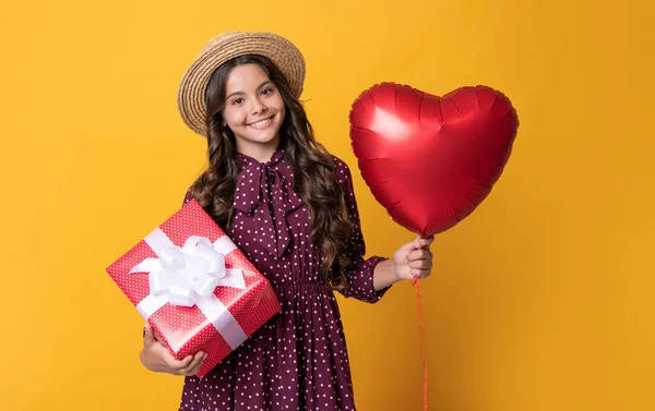 Счастливая Девочка Подросток Воздушным Шариком Красного Сердца Коробкой Подарков Желтом — стоковое фото