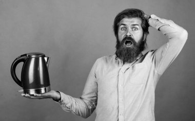 Tişörtünde sakal olan vahşi beyaz hippi elektrikli su ısıtıcısı, teknoloji..