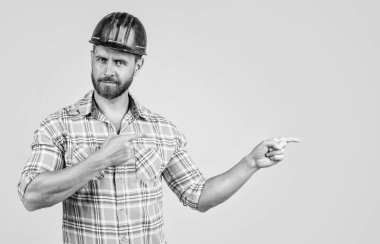 Şuraya bak. Tişört giyen olgun bir müteahhit. Şantiyedeki traşsız adam. Sert şapkalı yakışıklı bir inşaat işçisi. İşçi bayramı. Adam güvenlik kaskı takıyor. Mühendis çalışıyor. erkek yaşam tarzı.