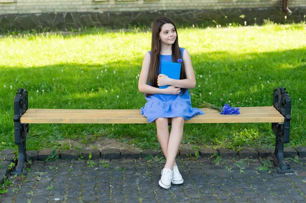 Fille Gaie Détendre Avec Livre Sur Banc Parc Espace Copie — Photo