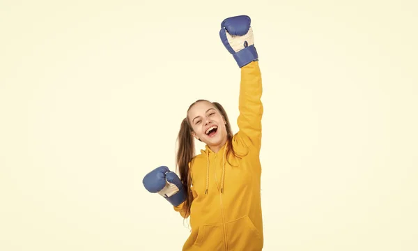 Heureux Boxeur Enfant Gants Boxe Célébrant Victoire Dans Combat Isolé — Photo