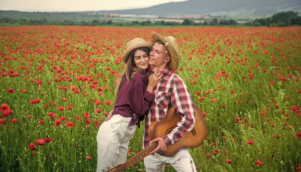 Man Och Kvinna Vallmofältet Sommarblomsteräng Romantiskt Par Bland Vallmo Kärlek — Stockfoto