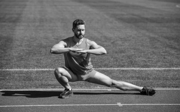 永远不要放弃 体育上的成功男运动员做早操 热身运动 运动员在室外扭动肌肉 肌肉男做伸展运动 男人在瑜伽姿势 运动和健康的生活方式 — 图库照片