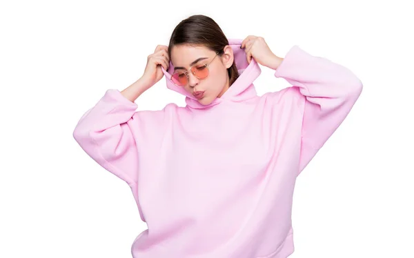 ファッション女性Pouting唇でカジュアルピンクパーカー孤立オンホワイト — ストック写真