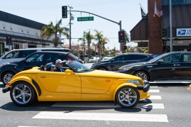 Long Beach, California USA - 31 Mart 2021: Sarı Chrysler Plymouth Prowler 'ın klasik arabası. kenar.