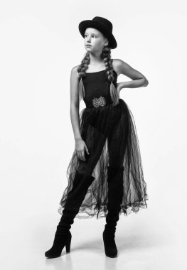 Geçmişi olan şık çocuk beyaz tenli, güzel..