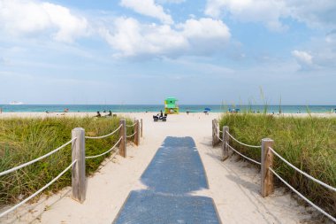 Miami Beach, Florida ABD - 19 Nisan 2021: Güney Sahili yolu ile sahil erişimi.