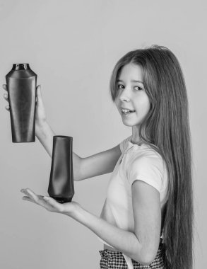 Sevimli kız çocuğunun saç stili çok güzel. Şişede losyon kullan. Güzellik ürünü..