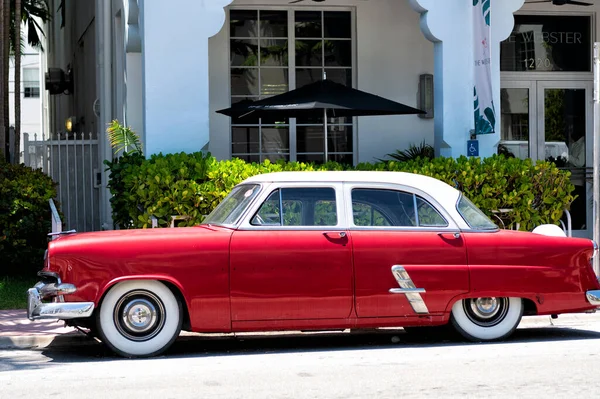 Miami Beach Floryda Usa Kwietnia 2021 Czerwony Retro Ford Widok — Zdjęcie stockowe