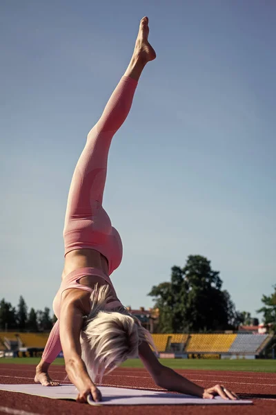 Komma Yogan Kvinnlig Tränare Gör Stretching Träning Yogalärare Sportframgång Begreppet — Stockfoto