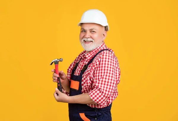 Positiver Älterer Herr Tischler Mit Hartem Hut Auf Gelbem Hintergrund — Stockfoto