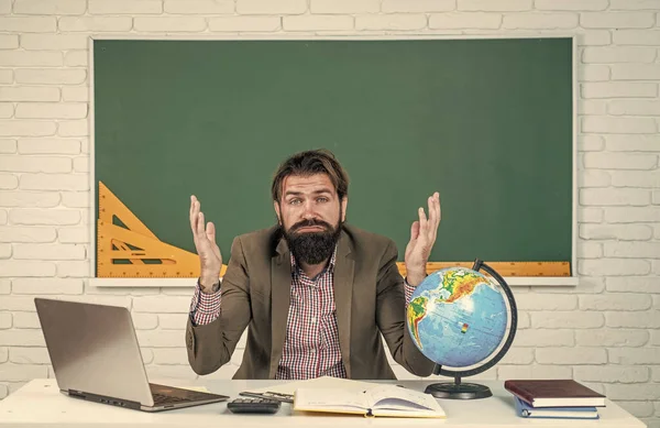 Aşırı çalışan, sakallı, stresli bir adam. Çalışmada sorunlar. resmi eğitim. Erkek öğrenci zor bir ders sırasında sınıfta oturur. Sınavı geç. Öğrenmek zordur. Stresli hippi öğretmen.