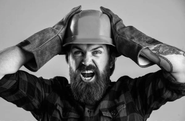 Shocked Assistant Engineering Concept Repair Tool Shop Bearded Man Worker — Stock Photo, Image