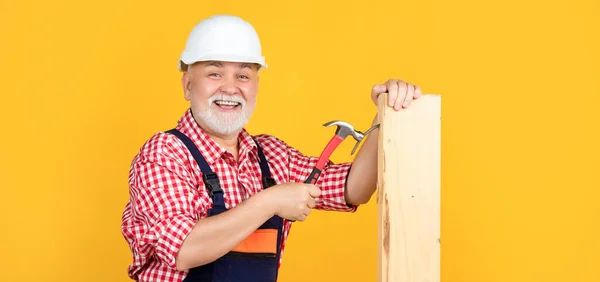 Glücklicher Älterer Herr Holzarbeiter Mit Hartem Hut Auf Gelbem Hintergrund — Stockfoto