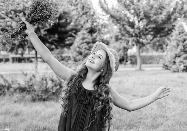 Optimistisch Lächelndes Mädchen Genießt Sonnigen Sommertag Der Natur Unbeschwerte Stimmung — Stockfoto